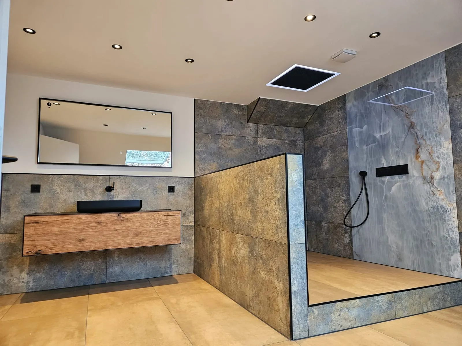 Bad mit Holzwaschtisch, schwarzem Aufsatzbecken und bodengleicher Dusche mit Deckenbrause